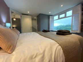Beautiful 5 Bedroom with Log Fire, Amazing Water Views